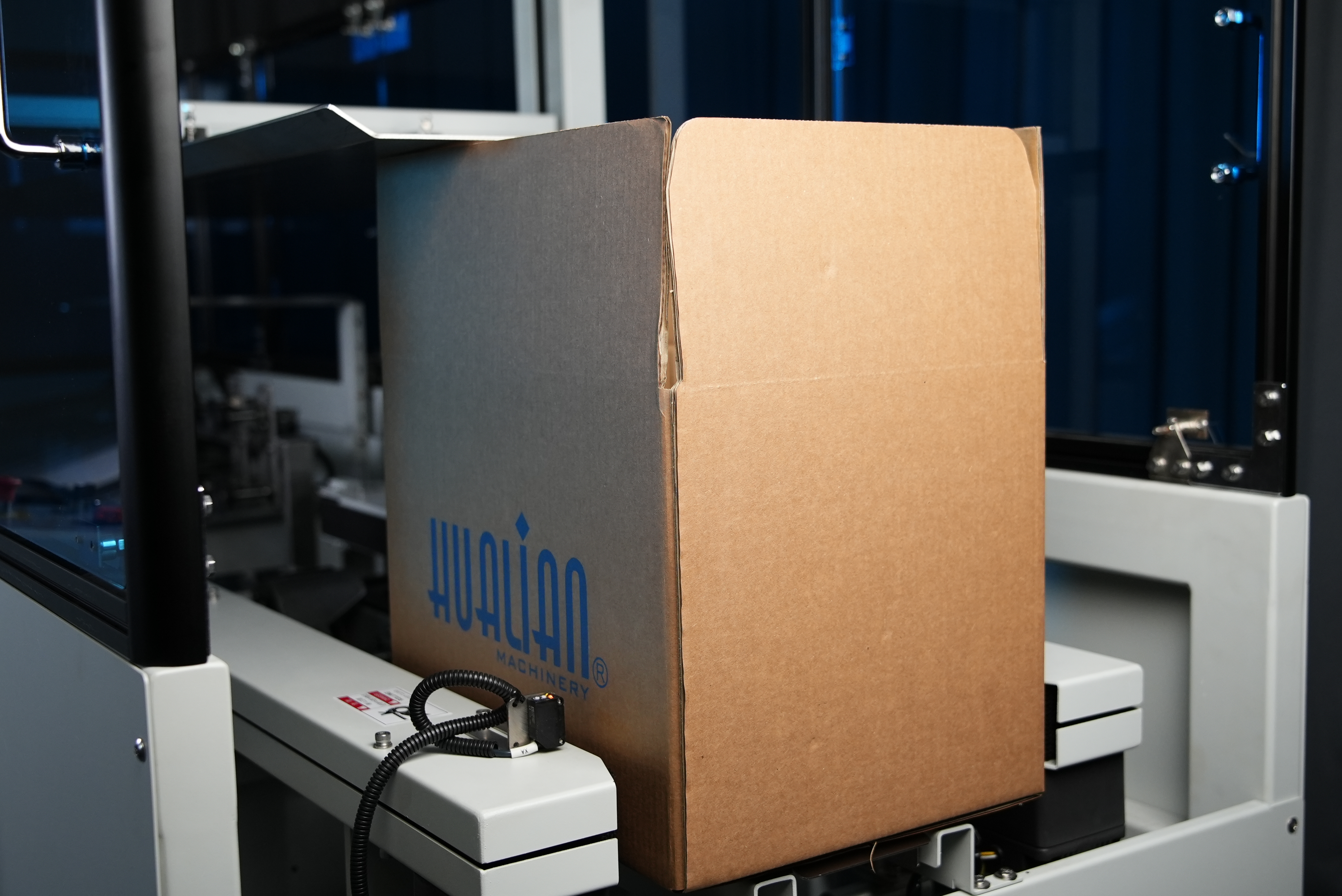 HCE-544W-L을 밀봉하는 물로 활성화된 Kraft 종이 바닥을 가진 Hulian 자동적인 판지 상자 상자 창설자 기계 