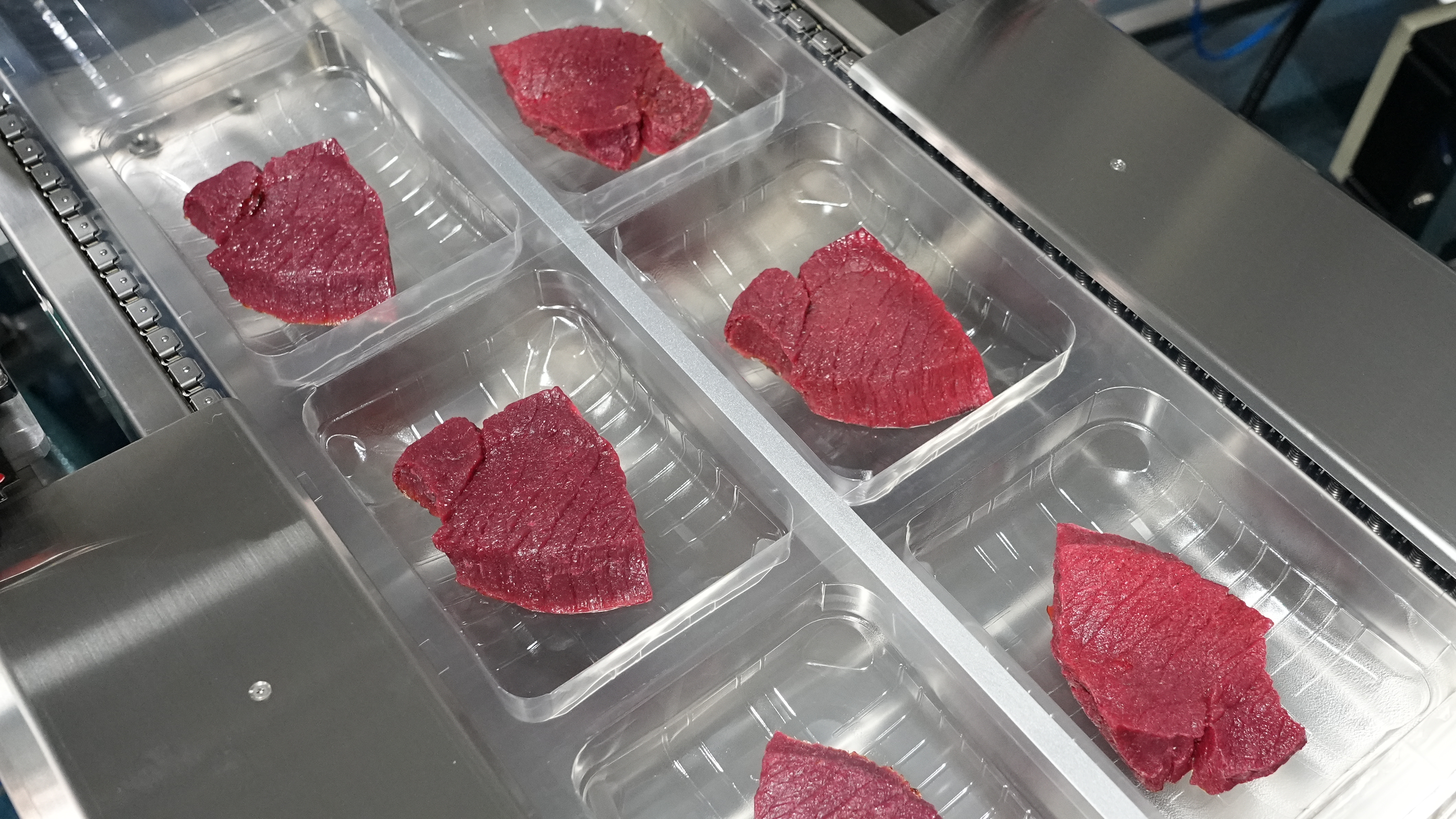 Hualian HVR-420T(Q) 연어 해산물 준비 식사 고기용 엄밀한 필름 MAP 열성형 진공 포장 기계