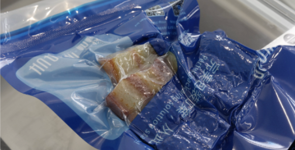씰링바가 파우치의 열린 끝부분을 가열하여 눌러줍니다.